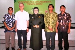 Bupati Kuningan berfoto bersama seusai acara seminar jurnal internasional.